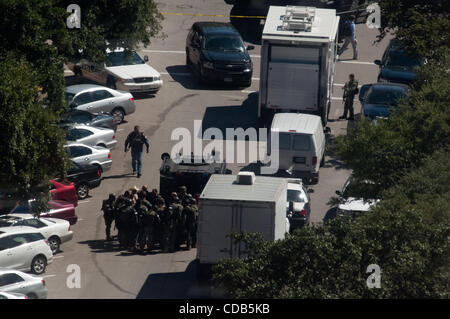 28 septembre 2010 - Austin, Texas, États-Unis - 28 septembre 2010 - L'Université du Texas à Austin fermer après que les rapports des deux hommes armés d'armes automatiques tôt mardi matin. Selon la police, un homme armé a ouvert le feu à l'intérieur de la bibliothèque, puis mortellement blessé lui-même. Les policiers sont à la recherche d'une éventuelle deuxième suspect. ( Banque D'Images