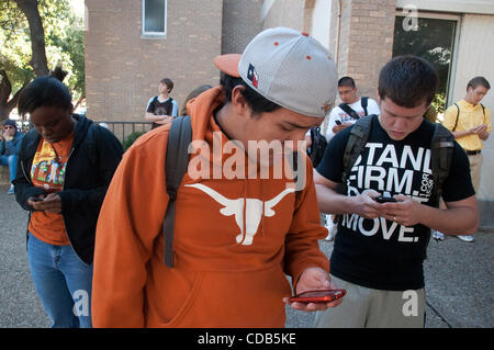 28 septembre 2010 - Austin, Texas, États-Unis - 28 septembre 2010 - L'Université du Texas à Austin fermer après que les rapports des deux hommes armés d'armes automatiques tôt mardi matin. Selon la police, un homme armé a ouvert le feu à l'intérieur de la bibliothèque, puis mortellement blessé lui-même. Les policiers sont à la recherche d'une éventuelle deuxième suspect. ( Banque D'Images