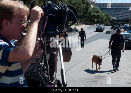 28 septembre 2010 - Austin, Texas, États-Unis - 28 septembre 2010 - L'Université du Texas à Austin fermer après que les rapports des deux hommes armés d'armes automatiques tôt mardi matin. Selon la police, un homme armé a ouvert le feu à l'intérieur de la bibliothèque, puis mortellement blessé lui-même. Les policiers sont à la recherche d'une éventuelle deuxième suspect. ( Banque D'Images