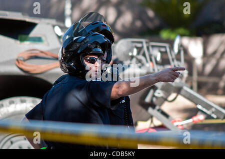 28 septembre 2010 - Austin, Texas, États-Unis - 28 septembre 2010 - L'Université du Texas à Austin fermer après que les rapports des deux hommes armés d'armes automatiques tôt mardi matin. Selon la police, un homme armé a ouvert le feu à l'intérieur de la bibliothèque, puis mortellement blessé lui-même. Les policiers sont à la recherche d'une éventuelle deuxième suspect. ( Banque D'Images