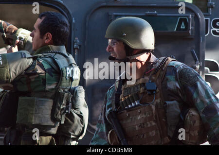 28 septembre 2010 - Austin, Texas, États-Unis - 28 septembre 2010 - L'Université du Texas à Austin fermer après que les rapports des deux hommes armés d'armes automatiques tôt mardi matin. Selon la police, un homme armé a ouvert le feu à l'intérieur de la bibliothèque, puis mortellement blessé lui-même. Les policiers sont à la recherche d'une éventuelle deuxième suspect. ( Banque D'Images