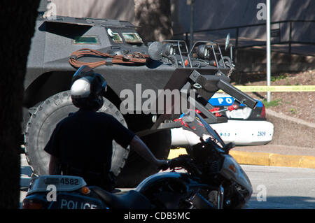 28 septembre 2010 - Austin, Texas, États-Unis - 28 septembre 2010 - L'Université du Texas à Austin fermer après que les rapports des deux hommes armés d'armes automatiques tôt mardi matin. Selon la police, un homme armé a ouvert le feu à l'intérieur de la bibliothèque, puis mortellement blessé lui-même. Les policiers sont à la recherche d'une éventuelle deuxième suspect. ( Banque D'Images