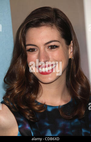 30 Sep 2010 - Los Angeles, Californie, États-Unis - Anne Hathaway assiste à la variété 2e gala de charité pour les femmes dans l'industrie qui a eu lieu au Beverly Hills Hotel. (Crédit Image : © Lisa O'Connor/ZUMApress.com) Banque D'Images