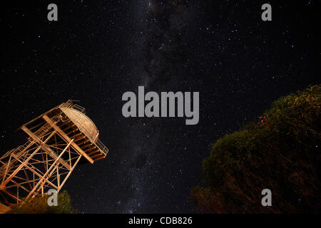 Aug 05, 2010 - Laverton, Australie occidentale, Australie - La Voie lactée s'élève de Billy Goat Hill et de l'ancien château d'eau Laverton sur une nuit d'hiver dans l'Australie de l'Ouest la Outback. Avec peu de lumière artificielle pour entraver la vue du ciel, cette région est un lieu propice aux astronomes précédents et astron Banque D'Images