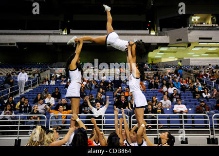 18 novembre 2010 - San Antonio, TX, USA - l'Université du Texas San Antonio jouer football programme débute en 2011 en vertu de competitve entraîneur-chef Larry Coker. Photo prise l'équipe de football de l'UTSA mêlées Jeudi, 18 novembre 2010 à l'Alamodome. (Crédit Image : ©/ZUMAPRESS.com) Sobhani marque Bahram Banque D'Images