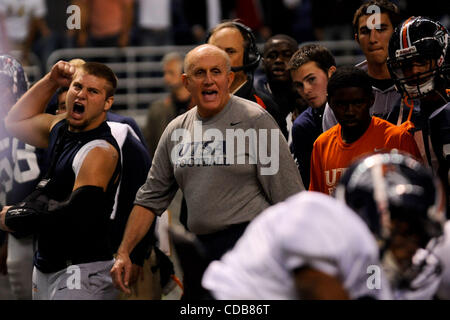 18 novembre 2010 - San Antonio, TX, USA - l'Université du Texas San Antonio jouer football programme débute en 2011 en vertu de competitve entraîneur-chef Larry Coker. Photo prise l'équipe de football de l'UTSA mêlées Jeudi, 18 novembre 2010 à l'Alamodome. (Crédit Image : ©/ZUMAPRESS.com) Sobhani marque Bahram Banque D'Images