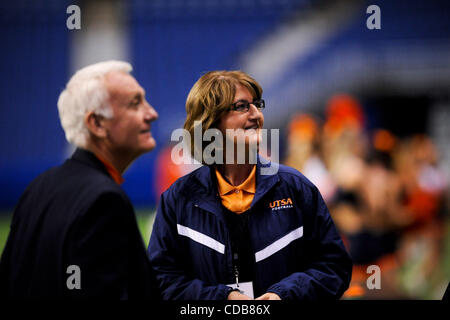 18 novembre 2010 - San Antonio, TX, USA - l'Université du Texas San Antonio jouer football programme débute en 2011 en vertu de competitve entraîneur-chef Larry Coker. Photo prise l'équipe de football de l'UTSA mêlées Jeudi, 18 novembre 2010 à l'Alamodome. (Crédit Image : ©/ZUMAPRESS.com) Sobhani marque Bahram Banque D'Images