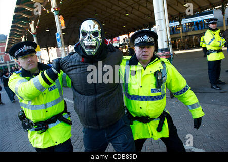 Le 27 novembre 2010 - Preston, Angleterre, Royaume-Uni - un membre de l'English Defence League (EDL) est arrêté au cours d'une manifestation. Environ 1 000 manifestants rassemblés pour le rallye et de nombreuses arrestations ont eu lieu à Preston plus importante opération de police. Une contre-manifestation de protestation par unite Banque D'Images