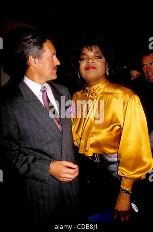 15430.ALEX TREBEK ET Oprah Winfrey. / 1988(Credit Image : Â© Judie Burstein/Photos/ZUMAPRESS.com) Globe Banque D'Images