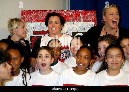 K30015SD0410.JBU ROSIE'S BROADWAY KIDS .PREMIÈRE PERFORMANCE.LE NOUVEAU 42ND Street STUDIOS.229 West 42nd Street.NEW YORK. / 2003.Cyndi Lauper , Rosie O'DONNELL ET EMME.ET BROADWAY LES ENFANTS DE P.S./I.S. 51 (ELIAS HOWE SCHOOL)(Image Crédit : Â© Judie Burstein/Photos/ZUMAPRESS.com) Globe Banque D'Images