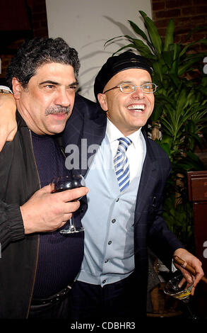 K28765SD AR0130.LES DÉBUTS DE ROSIE PEREZ .ET JOE PANTOLIANO .DANS LA JOUER Frankie et Johnny .BELASCO THEATRE, NEW YORK New York . / 2003.VINCENT PASTORE ET JOE PANTOLIANO(Credit Image : Â© Andrea Renault/monde/ZUMAPRESS.com) Photos Banque D'Images