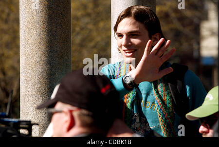 K36689AR.ASHTON KUTCHER ET AMANDA PEET AU TOURNAGE sur ''A LOT LIKE LOVE'' À TOMPKIN SQUARE PARK À NEW YORK New York .4/15/2004. / 2004.(Image Crédit : Â© Andrea Renault/monde/ZUMAPRESS.com) Photos Banque D'Images