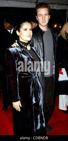 SALMA HAYEK ED NORTON.K28081SD AR1216.25E HEURE-PREMIÈRE MONDIALE À L'.Ziegfeld Theatre, NEW YORK New York. / 2002 Crédit : Image(Â© Andrea Renault/monde/ZUMAPRESS.com) Photos Banque D'Images