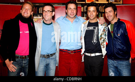 K35667AR.THE FAB 5 (QUEER EYE POUR LE STRAIGHT GUY) SIGNENT LEUR NOUVEAU LIVRE AUX FRONTIÈRES À NEW YORK New York.2/18/2004. / 2004.CARSON KRESSLEY, TED ALLEN, THOM FILICIA, JAI RODRIGUEZ ET KYAN DOUGLAS(Image Crédit : Â© Andrea Renault/monde/ZUMAPRESS.com) Photos Banque D'Images