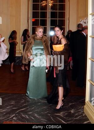 K35538AR.JEUNES BALL ANNUEL ORGANISÉ PAR CAROLINA HERRERA FRICK MUSEUM, NEW YORK New York 02/12/2004. / 2004..CAROLINA HERRERA ET DE SA FILLE CAROLINA(Image Crédit : Â© Andrea Renault/monde/ZUMAPRESS.com) Photos