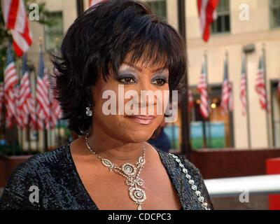 PATTI LABELLE ET SKITCH HENDERSON À EFFECTUER SOUS LES ÉTOILES À COUP D'ENVOI DE LA CÉLÉBRATION DU CENTENAIRE DE L'exposition au Rockefeller Center, NEW YORK New York.07/29/2003.K31984ML. / PATTI LABELLE(Image Crédit : Â© Mitchell Levy/Photos/ZUMAPRESS.com) Globe Banque D'Images