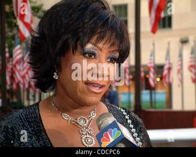 PATTI LABELLE ET SKITCH HENDERSON À EFFECTUER SOUS LES ÉTOILES À COUP D'ENVOI DE LA CÉLÉBRATION DU CENTENAIRE DE L'exposition au Rockefeller Center, NEW YORK New York.07/29/2003.K31984ML. / PATTI LABELLE(Image Crédit : Â© Mitchell Levy/Photos/ZUMAPRESS.com) Globe Banque D'Images