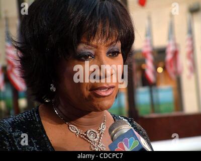 PATTI LABELLE ET SKITCH HENDERSON À EFFECTUER SOUS LES ÉTOILES À COUP D'ENVOI DE LA CÉLÉBRATION DU CENTENAIRE DE L'exposition au Rockefeller Center, NEW YORK New York.07/29/2003.K31984ML. / PATTI LABELLE(Image Crédit : Â© Mitchell Levy/Photos/ZUMAPRESS.com) Globe Banque D'Images