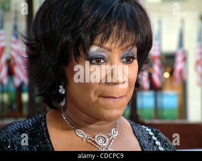 PATTI LABELLE ET SKITCH HENDERSON À EFFECTUER SOUS LES ÉTOILES À COUP D'ENVOI DE LA CÉLÉBRATION DU CENTENAIRE DE L'exposition au Rockefeller Center, NEW YORK New York.07/29/2003.K31984ML. / PATTI LABELLE(Image Crédit : Â© Mitchell Levy/Photos/ZUMAPRESS.com) Globe Banque D'Images