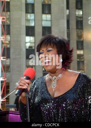 PATTI LABELLE ET SKITCH HENDERSON À EFFECTUER SOUS LES ÉTOILES À COUP D'ENVOI DE LA CÉLÉBRATION DU CENTENAIRE DE L'exposition au Rockefeller Center, NEW YORK New York.07/29/2003.K31984ML. / PATTI LABELLE(Image Crédit : Â© Mitchell Levy/Photos/ZUMAPRESS.com) Globe Banque D'Images