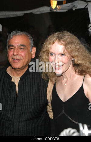 1 janvier, 2011 - New York, New York, États-Unis - K32145RM NEW YORK PREMIERE DE LE DIVORCE À PARIS THEATRE, NEW YORK New York 008/05/2003. / MIA FARROW ET ISMAIL MERCHANT(Image Crédit : Â© Rick Mackler/Photos/ZUMAPRESS.com) Globe Banque D'Images