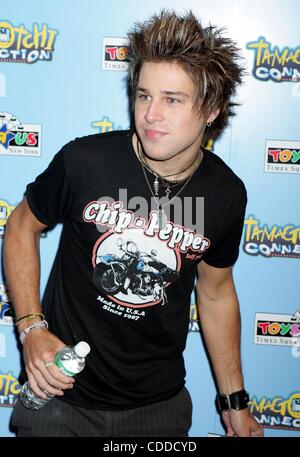 1 janvier, 2011 - New York, New York, États-Unis - K38692RM.RYAN CABRERA CÉLÈBRE LE PREMIER TAMAGOTCHI CONNEXION DISPONIBLE CHEZ TOYS R US de TIMES SQUARE, NEW YORK New York 08/10/2004. / 2004.(Image Crédit : Â© Rick Mackler/Photos/ZUMAPRESS.com) Globe Banque D'Images