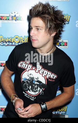 1 janvier, 2011 - New York, New York, États-Unis - K38692RM.RYAN CABRERA CÉLÈBRE LE PREMIER TAMAGOTCHI CONNEXION DISPONIBLE CHEZ TOYS R US de TIMES SQUARE, NEW YORK New York 08/10/2004. / 2004.(Image Crédit : Â© Rick Mackler/Photos/ZUMAPRESS.com) Globe Banque D'Images