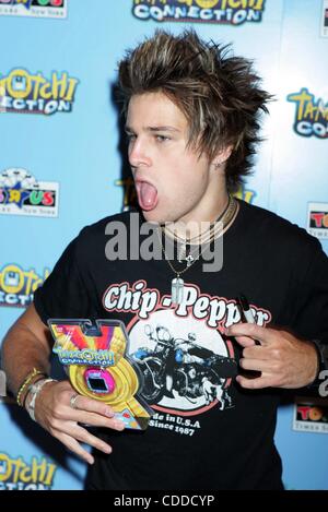 1 janvier, 2011 - New York, New York, États-Unis - K38692RM.RYAN CABRERA CÉLÈBRE LE PREMIER TAMAGOTCHI CONNEXION DISPONIBLE CHEZ TOYS R US de TIMES SQUARE, NEW YORK New York 08/10/2004. / 2004.(Image Crédit : Â© Rick Mackler/Photos/ZUMAPRESS.com) Globe Banque D'Images