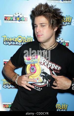 1 janvier, 2011 - New York, New York, États-Unis - K38692RM.RYAN CABRERA CÉLÈBRE LE PREMIER TAMAGOTCHI CONNEXION DISPONIBLE CHEZ TOYS R US de TIMES SQUARE, NEW YORK New York 08/10/2004. / 2004.(Image Crédit : Â© Rick Mackler/Photos/ZUMAPRESS.com) Globe Banque D'Images