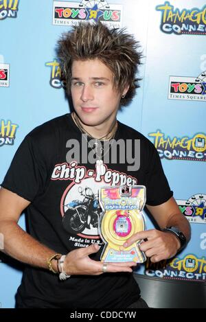 1 janvier, 2011 - New York, New York, États-Unis - K38692RM.RYAN CABRERA CÉLÈBRE LE PREMIER TAMAGOTCHI CONNEXION DISPONIBLE CHEZ TOYS R US de TIMES SQUARE, NEW YORK New York 08/10/2004. / 2004.(Image Crédit : Â© Rick Mackler/Photos/ZUMAPRESS.com) Globe Banque D'Images