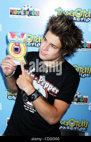 1 janvier, 2011 - New York, New York, États-Unis - K38692RM.RYAN CABRERA CÉLÈBRE LE PREMIER TAMAGOTCHI CONNEXION DISPONIBLE CHEZ TOYS R US de TIMES SQUARE, NEW YORK New York 08/10/2004. / 2004.(Image Crédit : Â© Rick Mackler/Photos/ZUMAPRESS.com) Globe Banque D'Images