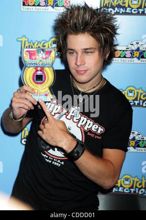 1 janvier, 2011 - New York, New York, États-Unis - K38692RM.RYAN CABRERA CÉLÈBRE LE PREMIER TAMAGOTCHI CONNEXION DISPONIBLE CHEZ TOYS R US de TIMES SQUARE, NEW YORK New York 08/10/2004. / 2004.(Image Crédit : Â© Rick Mackler/Photos/ZUMAPRESS.com) Globe Banque D'Images