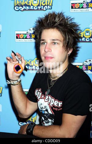 1 janvier, 2011 - New York, New York, États-Unis - K38692RM.RYAN CABRERA CÉLÈBRE LE PREMIER TAMAGOTCHI CONNEXION DISPONIBLE CHEZ TOYS R US de TIMES SQUARE, NEW YORK New York 08/10/2004. / 2004.(Image Crédit : Â© Rick Mackler/Photos/ZUMAPRESS.com) Globe Banque D'Images