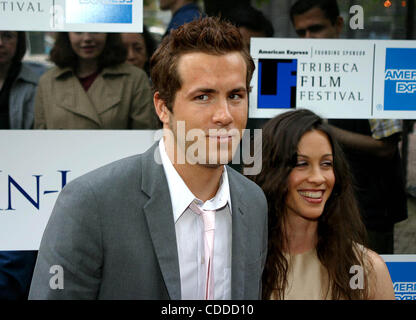 1 janvier, 2011 - New York, New York, États-Unis - RYAN REYNOLDS ET ALANIS MORISSETTE.K30568RM .TRIBECA FILM FESTIVAL PREMIÈRE DE LA BELLE-FAMILLE À TRIBECA PERFORMING ARTS CENTER À NEW YORK New York .5/10/2003 . / 2003 Crédit : Image(Â© Rick Mackler/Photos/ZUMAPRESS.com) Globe Banque D'Images