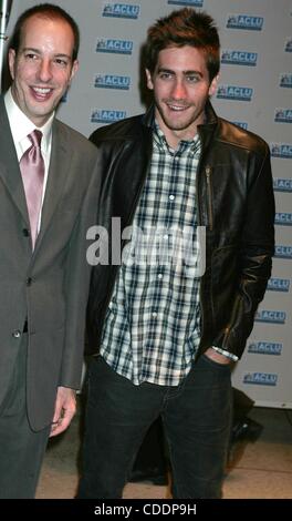 1 janvier, 2011 - New York, New York, États-Unis - K39765RB.L'ACLU FREEDOM CONCERT À Avery Fisher Hall, NEW YORK New York 10/04/2004. RICK MACKER/ 2004..ANTHONY ROMERO, DIRECTEUR EXÉCUTIF DE L'ACLU et Jake Gyllenhaal(Image Crédit : Â© Rick Mackler/Photos/ZUMAPRESS.com) Globe Banque D'Images