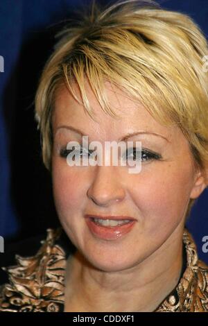 1 janvier, 2011 - New York, New York, États-Unis - K30017SD RM04/10/2003.ROSIE'S BROADWAY KIDS PREMIÈRE PERFORMANCE.A LA NOUVELLE 42ND Street Studios 229 West 42nd Street, NEW YORK New York..Cyndi Lauper.(Image Crédit : Â© Rick Mackler/Photos/ZUMAPRESS.com) Globe Banque D'Images