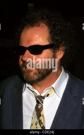 1 janvier 2011 - Hollywood, Californie, États-Unis - J8010PR COLD CREEK MANOR PREMIERE AU EL CAPITAN THEATRE, LOS ANGELES 17/09/2003. / / MIKE FIGGIS(Image Crédit : Â© Phil Roach/Photos/ZUMAPRESS.com) Globe Banque D'Images