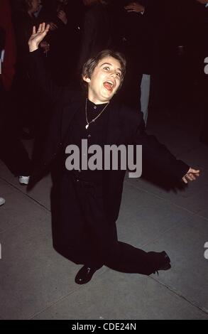 1 janvier 2011 - Hollywood, Californie, États-Unis - I2198SD04/01/1998 PR.''MERCURY RISING'' EN PREMIÈRE MONDIALE AU THÉÂTRE DE L'ACADÉMIE DANS CA..MIKO HUGHES.(Image Crédit : Â© Phil Roach/Photos/ZUMAPRESS.com) Globe Banque D'Images