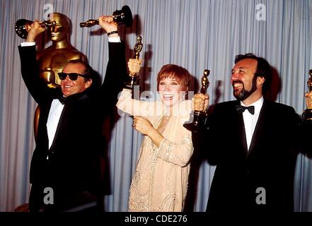 1 janvier 2011 - Hollywood, Californie, États-Unis - ACADEMY AWARDS / OSCAR.13187.JACK NICHOLSON SHIRLEY MacLAINE  JAMES BROOKS. / / 1984 Crédit : Image(Â© Phil Roach/Photos/ZUMAPRESS.com) Globe Banque D'Images