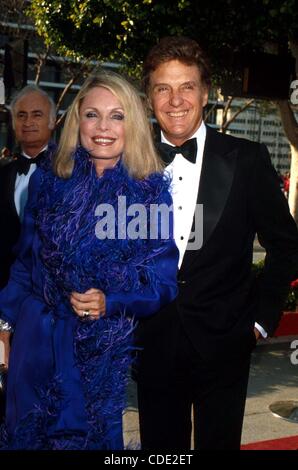 1 janvier 2011 - Hollywood, Californie, États-Unis - 1980 ACADEMY AWARDS.LOS ANGELES, CA.J1177PR. / / / Prix de l'académie des oscars.ROBERT STACK ET FEMME(Image Crédit : Â© Phil Roach/Photos/ZUMAPRESS.com) Globe Banque D'Images