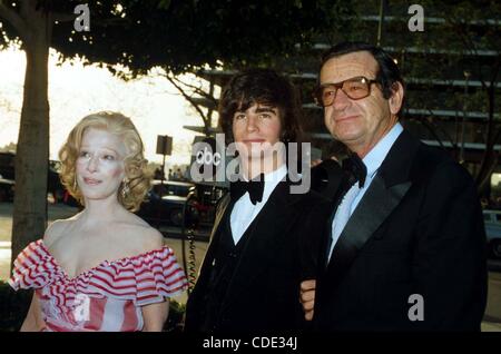 1 janvier 2011 - Hollywood, Californie, États-Unis - 1980 ACADEMY AWARDS.LOS ANGELES, CA.J1177PR. / / / Prix de l'académie des oscars.WALTER MATTHAU ET FAMILLE(Image Crédit : Â© Phil Roach/Photos/ZUMAPRESS.com) Globe Banque D'Images