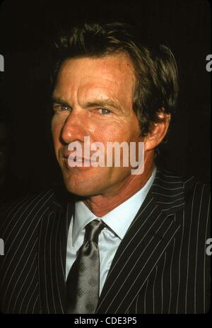 1 janvier 2011 - Hollywood, Californie, États-Unis - J8010PR COLD CREEK MANOR PREMIERE AU EL CAPITAN THEATRE, LOS ANGELES 17/09/2003. / / DENNIS QUAID(Image Crédit : Â© Phil Roach/Photos/ZUMAPRESS.com) Globe Banque D'Images