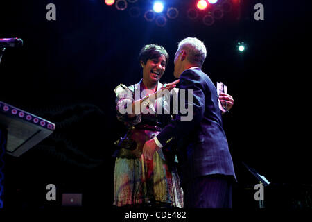 10/01/2011 - Chicago, Illinois, USA - candidat à la mairie de Chicago Rahm Emanuel prend l'étape de la House of Blues avant un concert par Côté Sud originaire de Chicago Jennifer Hudson. Ancienne Maison Blanche Secrétaire sociale Desiree Rogers introduit Emanuel avant il a donné un bref discours sur l'exécution de ma Banque D'Images