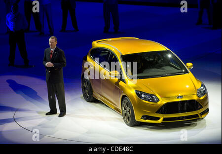 10 janvier 2011 - Detroit, Michigan, États-Unis - PDG de Ford Alan Mulally montre une bouilloire, 4 portes, Ford Focus qui sera construit en 2012, au cours de la North American International Auto Show de Detroit, Michigan le Jan 10, 2011. (Crédit Image : © Mark Bialek/ZUMAPRESS.com) Banque D'Images