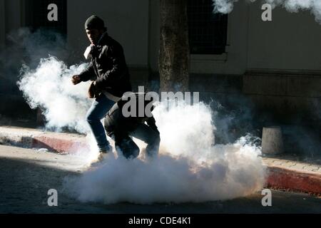 Jan 29, 2011 - Tunis, Tunisie - Le gouvernement provisoire tunisien a émis un mandat d'arrêt international contre le président renversé, Zine el-Abidine Ben Ali, et des membres de sa famille pour les délits financiers, que les manifestants ont continué leur appel à débarrasser le gouvernement de cabinet membres connectés Banque D'Images