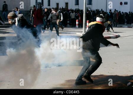 Jan 29, 2011 - Tunis, Tunisie - Le gouvernement provisoire tunisien a émis un mandat d'arrêt international contre le président renversé, Zine el-Abidine Ben Ali, et des membres de sa famille pour les délits financiers, que les manifestants ont continué leur appel à débarrasser le gouvernement de cabinet membres connectés Banque D'Images