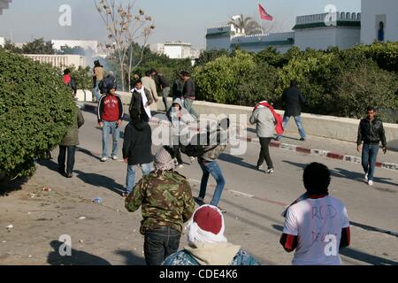 Jan 29, 2011 - Tunis, Tunisie - Le gouvernement provisoire tunisien a émis un mandat d'arrêt international contre le président renversé, Zine el-Abidine Ben Ali, et des membres de sa famille pour les délits financiers, que les manifestants ont continué leur appel à débarrasser le gouvernement de cabinet membres connectés Banque D'Images