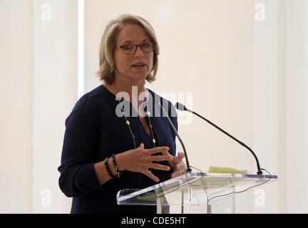 26 févr. 2011 - Charlottesville, Virginie, États-Unis - CBS Evening News anchor Katie Couric était l'intervenant pour l'ouverture de la clinique d'Emily Couric Cancer Center de l'University of Virginia Health System. Le bâtiment est nommé d'après sa soeur Emily Couric, décédé d'un cancer du pancréas en Banque D'Images