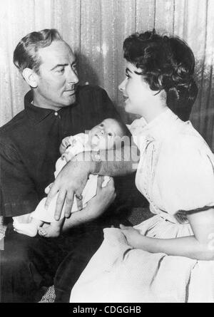 N° v 13, 1964 - Los Angeles, CA, États-Unis - Actrice ELIZABETH "LIZ TAYLOR" avec son deuxième mari, l'acteur américain Michael Wilding tenant leur fils nouveau-né CHRISTOPHER WILDING. (Crédit Image : © Keystone Photos/ZUMAPRESS.com) Banque D'Images