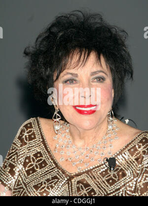 PHOTO - Elizabeth Taylor, 79, l'Oscar-winning film déesse et activiste du SIDA dont l'avant-garde en dehors de l'écran mariages, divorces et décès qui n'a d'exploits défiant ses films pour le théâtre est mort le 23 mars 2011 de l'insuffisance cardiaque. Photo - Sep 27, 2007 ; Hollywood, Californie, USA ; D'Actrice Banque D'Images